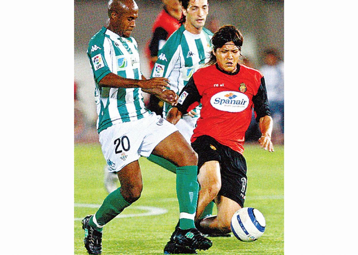 写真・図版 : スペイン1部リーグのベティス戦で激しくボールを奪い合うマジョルカの大久保＝2005年5月29日