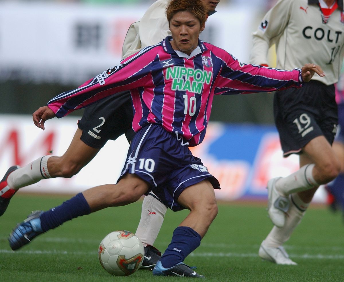 写真・図版 : セレッソ大阪でプロ3年目を迎えた2003年はリーグ戦で16ゴールと飛躍を遂げた。写真は同年4月の浦和戦でのゴール
