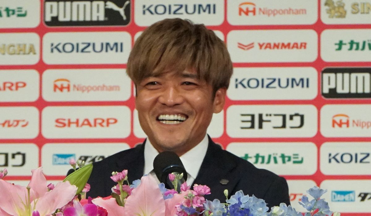写真・図版 : 今季限りの現役引退を報告するセレッソ大阪の大久保。涙の後、笑顔を見せた＝2021年11月22日、大阪市