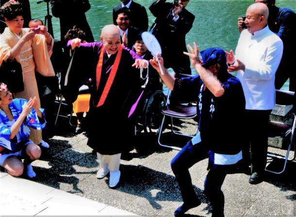 写真・図版 : ICCHORAの除幕式で阿波踊りの名手四宮生重郎（しのみや・せいじゅうろう）さんと踊る