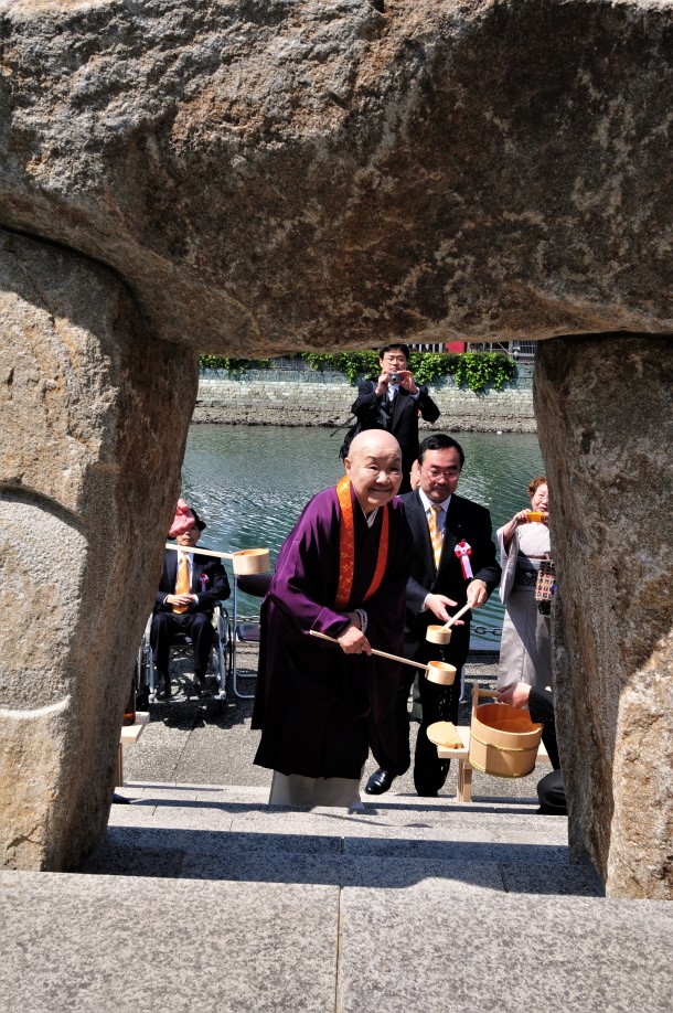 写真・図版 : 文化勲章受章記念碑ICCHORAに笑顔を向ける(2009年4月22日）