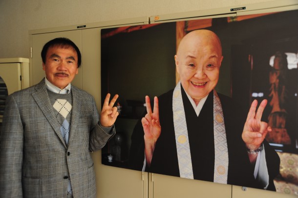 写真・図版 : 自らの個展で寂聴さんとの「ツーショット」に収まる西田茂雄さん