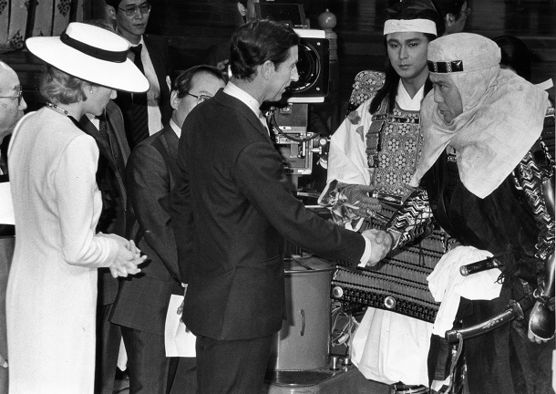 写真・図版 : 武蔵坊弁慶役の中村吉右衛門さんと握手するチャールズ皇太子とダイアナ妃＝1986年5月13日、代表撮影