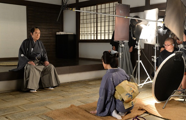 写真・図版 : 「鬼平犯科帳」の収録で。左が主演の中村吉右衛門さん＝2016年7月12日、京都市右京区、撮影・滝沢美穂子