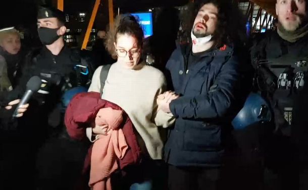 写真・図版 : ゼムール氏の演説会場で起きた衝突で負傷し、額から血を流す女性（中央）＝2021年12月5日、パリ郊外ビルパ