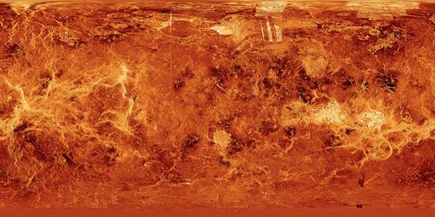写真・図版 : マゼランのデータで作られた金星の濃淡地図に地形図を重ねたもの：＝NASAなど提供