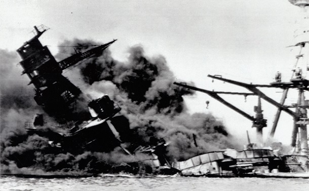 写真・図版 : 1941年12月7日（日本時間8日）、真珠湾（パールハーバー）で日本軍の攻撃を受け、黒煙を上げて沈む米戦艦アリゾナ 