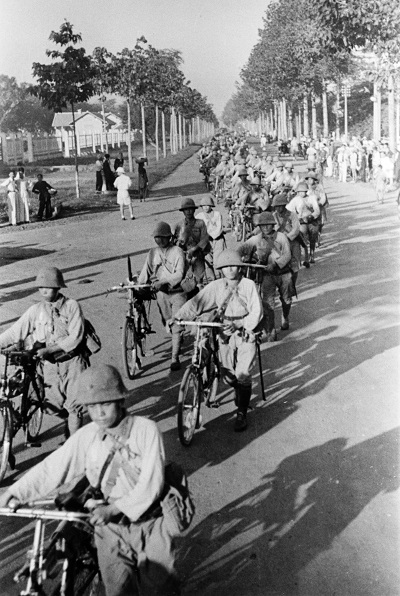 写真・図版 : 南部仏印進駐。サイゴン（現ホーチミン）市内を行進する歩兵自転車隊＝1941年7月 