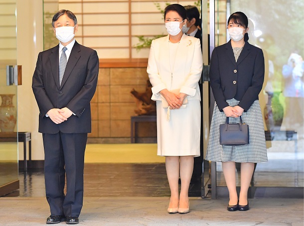 写真・図版 : 赤坂御所を出発して皇居へ転居される天皇、皇后両陛下と愛子さま=2021年9月6日、代表撮影