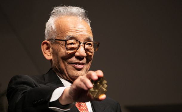 授与されたノーベル賞のメダルを見せる真鍋淑郎さん＝2021年12月6日、ワシントン、ランハム裕子撮影