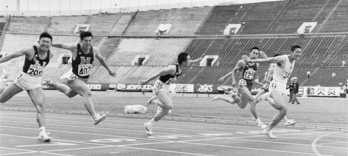 写真・図版 : 第73回日本陸上選手権の男子100メートル決勝で、青戸慎司（右端）は自らが持つ10秒28の日本タイ記録で優勝した＝1989年6月18日、国立競技場
