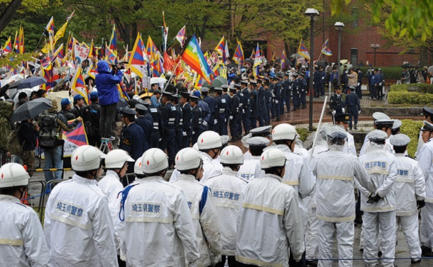 長野市内の北京五輪聖火リレーで、チベット問題に抗議する人々に厳重な警備体制が敷かれた＝筆者撮影