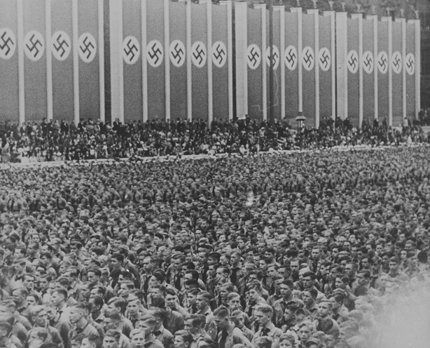 1936年のベルリン五輪。ヒトラーはこの大会を民族の祭典と称し、政治的宣伝に利用しようとした。開・閉会式の演出をこらし、大がかりになったのもこの大会が最初となった