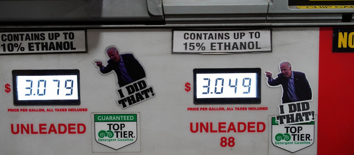 写真・図版 : ガソリン価格が高騰する中、バイデン大統領の写真に「私がやった」と記したステッカーが米国各地のガソリンスタンドに貼られていた＝2021年10月31日（Aaron of L.A. Photography/Shutterstock.com）