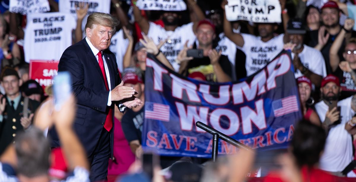 写真・図版 : 退任後も各地で大規模集会を重ねるトランプ前米大統領。熱狂的な支持者を集める＝2021年7月3日、フロリダ州サラソタ