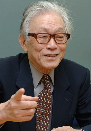 「市民自治」を主唱した政治学者の松下圭一・法政大名誉教授（故人）。菅直人元首相らに影響を与えた＝2006年4月15日