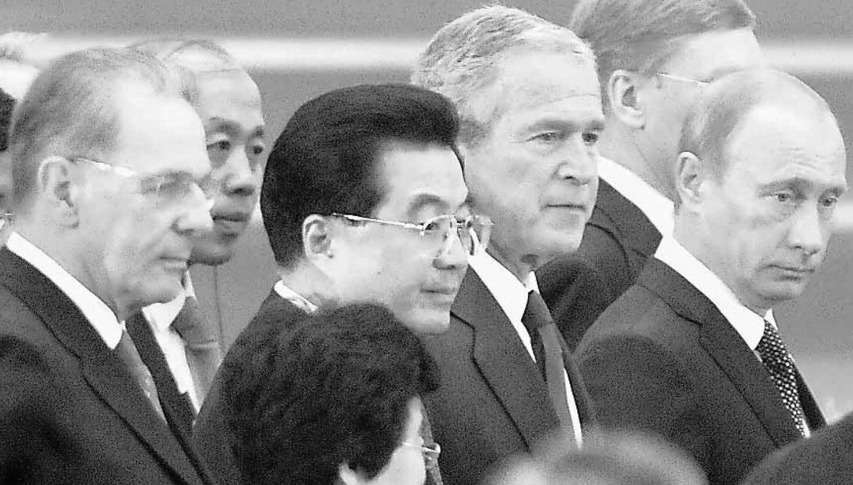 写真・図版 : 2008年の北京五輪では、開会式にあわせて世界各国から80人以上の首脳や王室関係者が北京に集い、五輪史上例を見ない首脳外交の舞台となった。写真は人民大会堂での歓迎レセプション。右から、ロシアのプーチン首相、ブッシュ米大統領、胡錦濤国家主席、ジャック・ロゲIOC会長＝2008年8月8日