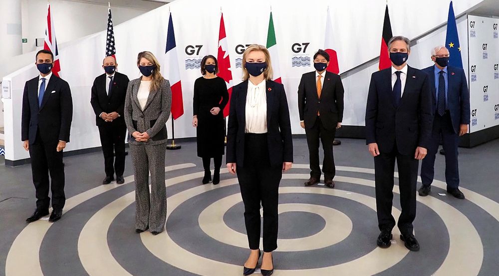 写真・図版 : G7外相会合に出席した林芳正外相（右から3番目）。北京五輪の「外交的ボイコット」については、「日本は適切な時期に諸般の事情を総合的に勘案して判断をする」と説明したことを報道陣に明らかにした＝2021年12月11日、英国リバプール（外務省提供）