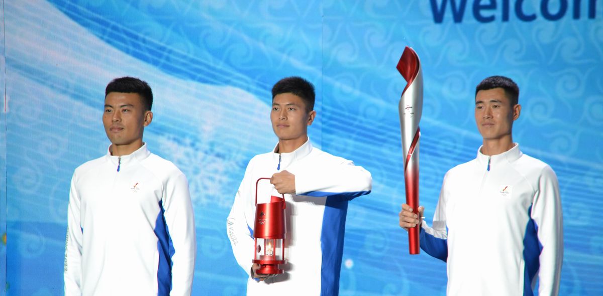 写真・図版 : 北京冬季五輪の聖火歓迎式典。ランタンに入れた聖火が到着した＝2021年10月20日、北京