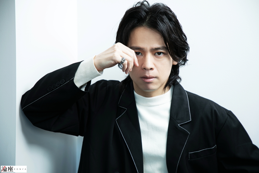 中川晃教=岩田えり 撮影〈ヘアメイク :松本ミキ/スタイリスト:KAZU(Ten10)〉