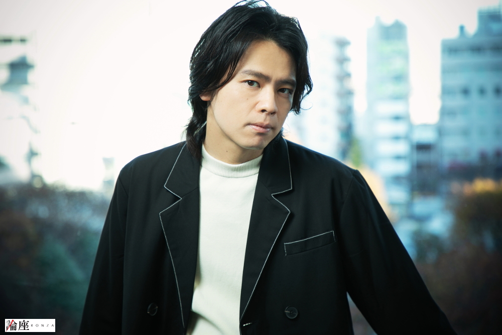 写真・図版 : 中川晃教＝岩田えり 撮影〈ヘアメイク ：松本ミキ／スタイリスト：KAZU(Ten10)〉