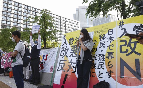 写真・図版 : 入管法改正案に反対の声を上げる人たち＝2021年5月14日、東京・永田町