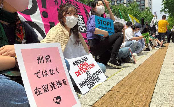 写真・図版 : 入管法改正案に反対する座り込みに参加した若者たち＝2021年5月14日、東京都千代田区の国会前