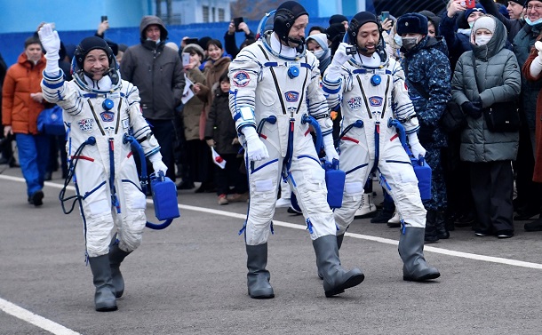 宇宙への出発前、日本から駆けつけた関係者らに手を振る前澤友作さん(左)＝2021年12月8日、カザフスタンのバイコヌール宇宙基地