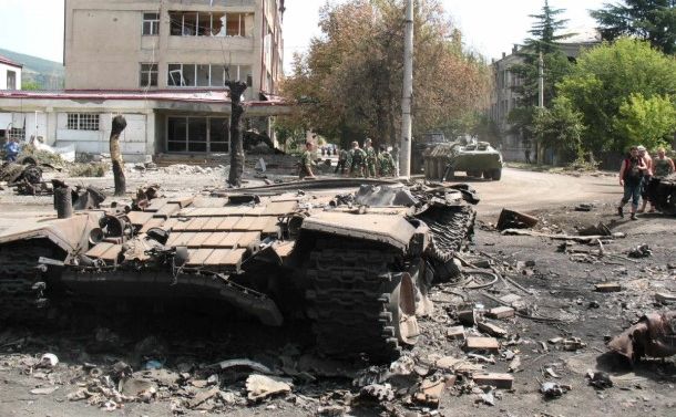 写真・図版 : 南オセチアでの戦闘でロシア軍に破壊されたグルジア軍の戦車（2008年8月） 