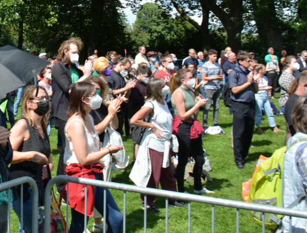 写真・図版 : 緑の党の集会に集まった人たち＝2021年8月10日、ドイツ西部ボーフム