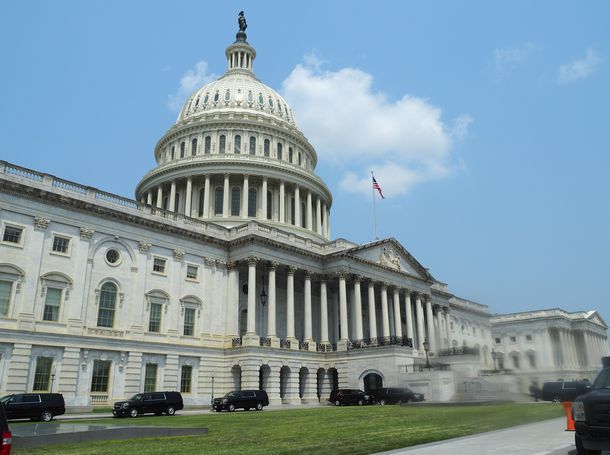 写真・図版 : 米連邦議会議事堂＝2021年7月20日、ワシントン
