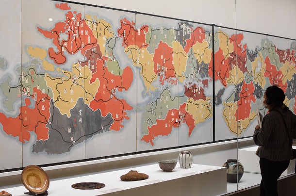 本州から沖縄までの日本地図に500件を超える工芸品の産地を示した、全長13メートル超の「日本民藝地図(現在之日本民藝)」(1941年、日本民藝館蔵)=東京国立近代美術館