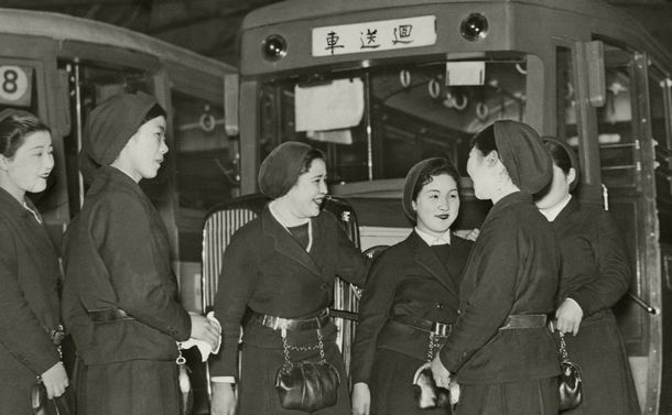 写真・図版 : 東京市バスの女性車掌「赤襟嬢」＝1934年4月 