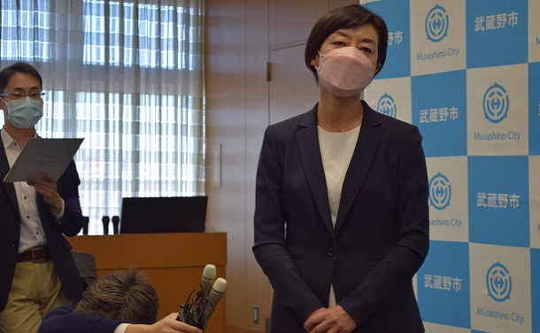 武蔵野市の松下玲子市長は記者会見で「結果を重く受け止める」と語った＝2021年12月21日、、武蔵野市役所