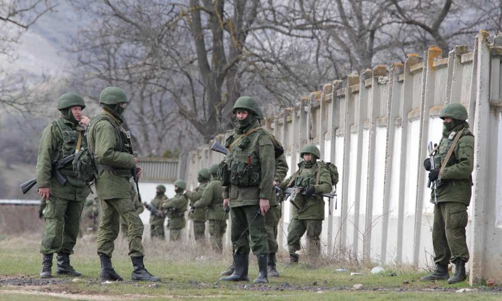 2014年3月、クリミア半島でウクライナ軍施設を固めたロシア軍と見られる兵士たち