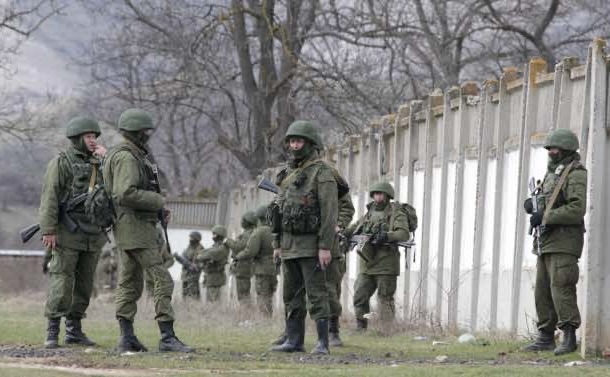 写真・図版 : 2014年3月、クリミア半島でウクライナ軍施設を固めたロシア軍と見られる兵士たち