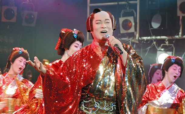 写真・図版 : 「マツケンサンバ」のシリーズによって松平健さんは“国民的歌手”に