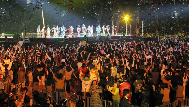 写真・図版 : 約1万人の観客がステージの松平健さんと一緒に踊って盛りあがった＝2005年3月、東京ドーム
