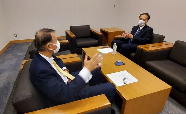 写真・図版 : 対談する岸本周平さん（左）と浅田均さん＝2021年12月13日、衆院第二議員会館