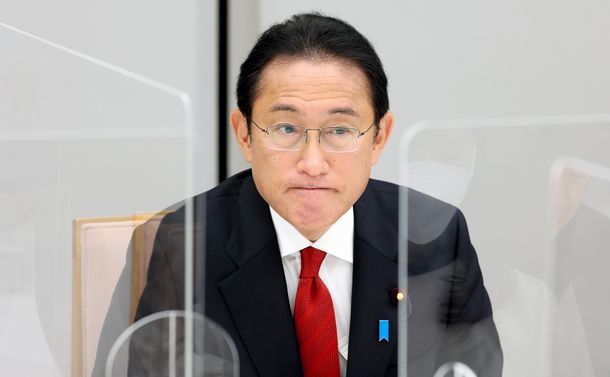 写真・図版 : 岸田文雄首相＝2021年12月22日、首相官邸