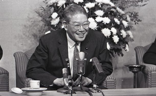 写真・図版 : 記者会見で所信を語る池田勇人首相＝1963年7月19日、首相官邸