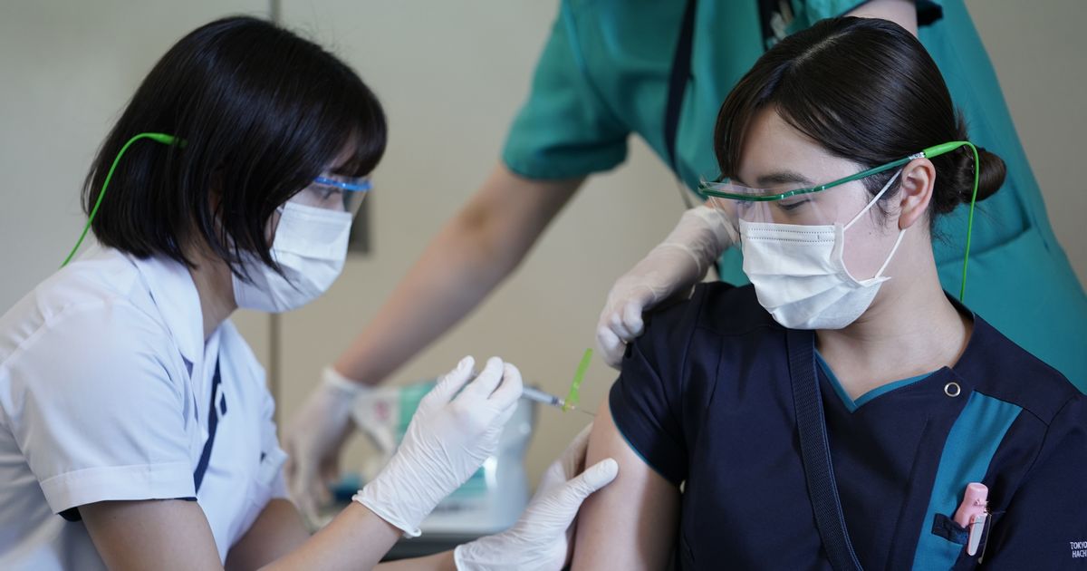 写真・図版 : 医療従事者を対象に行われた3回目のワクチン接種。ファイザー製のワクチンが使われた＝2021年12月1日、東京都八王子市の東京医科大学八王子医療センター