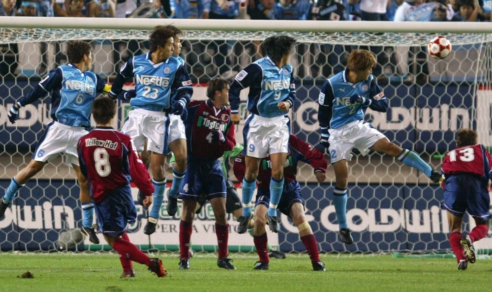 写真・図版 : J1年間王者を決めるサントリーチャンピオンシップ鹿島-磐田の第2戦。鹿島は延長前半10分、小笠原満男（８）がFKでVゴールを決め、優勝に輝いた＝2001年12月8日、カシマサッカースタジアム