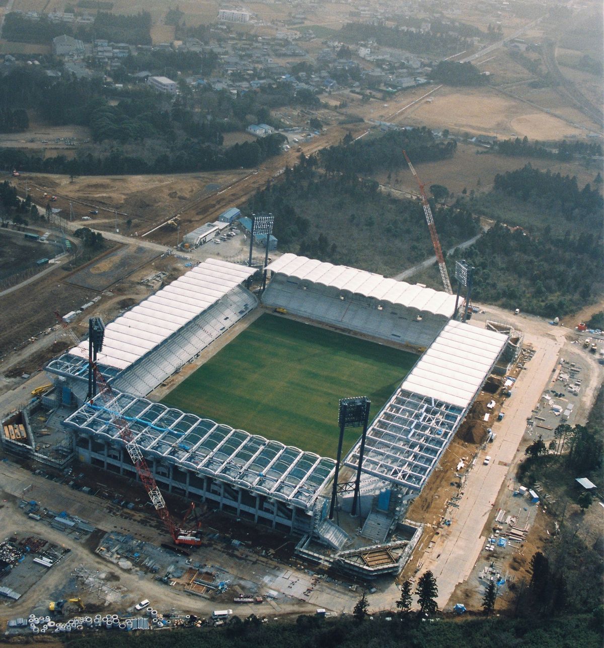写真・図版 : 建設当時の鹿島アントラーズの本拠、カシマサッカースタジアム＝1993年2月7日、茨城県鹿島町（当時）