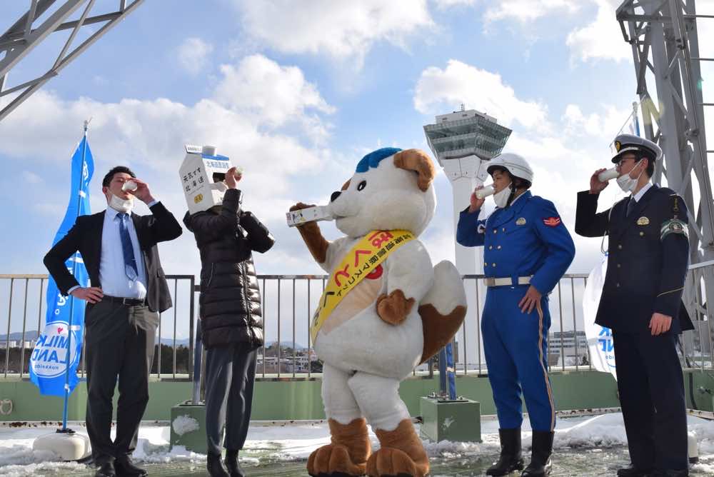 写真・図版 : 北海道警も牛乳消費を促すキャンペーン実施。中央は道警のマスコット「ほくとくん」（2021年12月23日撮影）