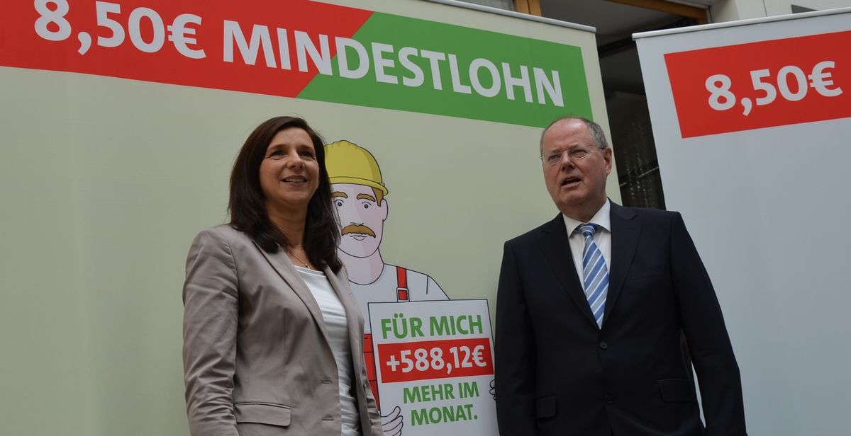 写真・図版 : 全国一律の最低賃金制度の導入を目指してきた野党SPDは2013年総選挙でも争点として訴え、緑の党も同調した。写真は必要性を唱えるSPDのシュタインブリュック氏(右)と緑の党のゲーリングエッカルト氏。これに対しメルケル首相の与党CDU/CSUは好調な経済に水を差すと反対し、連立を組んでいたFDPも「最低賃金は誤り」として野党勢と対立した。総選挙後CDU/CSUとSPDの大連立政権が実現し、翌年に最低賃金法が制定された