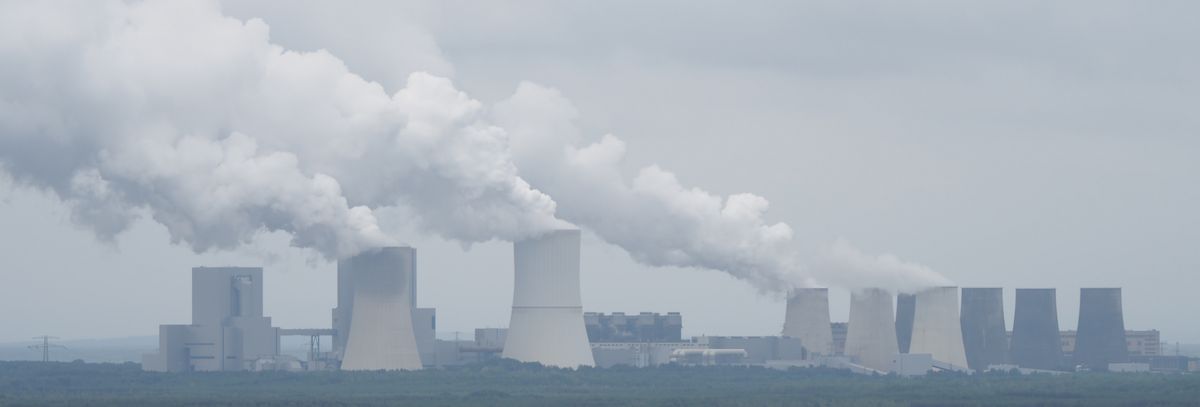 写真・図版 : ドイツ東部ザクセン州にある石炭火力発電所