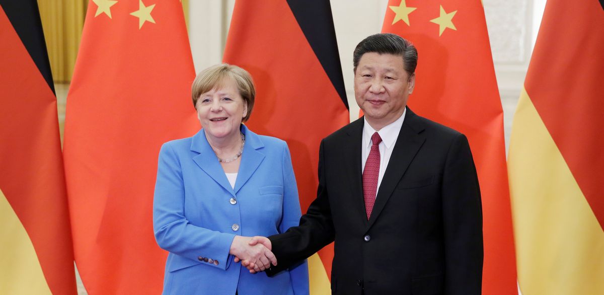写真・図版 : 北京で会談するドイツのメルケル首相（左）と中国の習近平国家主席＝2018年5月24日