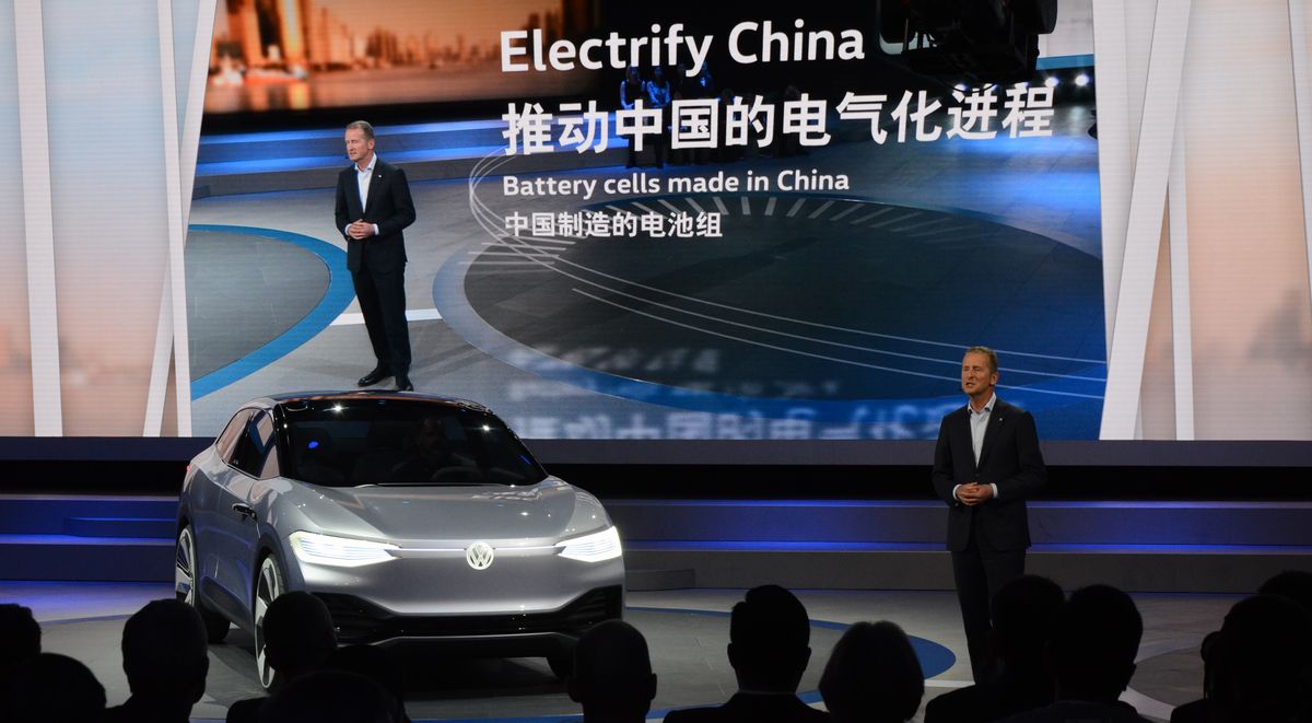 写真・図版 : 上海モーターショーで、新型車「IDクロス」を紹介する独フォルクスワーゲンのヘルベルト・ディースCEO。「バッテリーセルは中国製を使う。中国の電気自動車化に貢献する」と強調した＝2017年4月19日