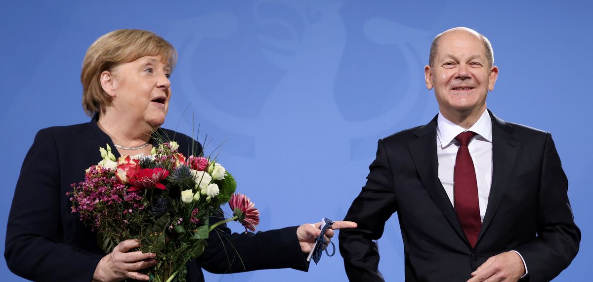 写真・図版 : 就任したドイツのショルツ新首相（右）と退任したメルケル前首相＝2021年12月8日